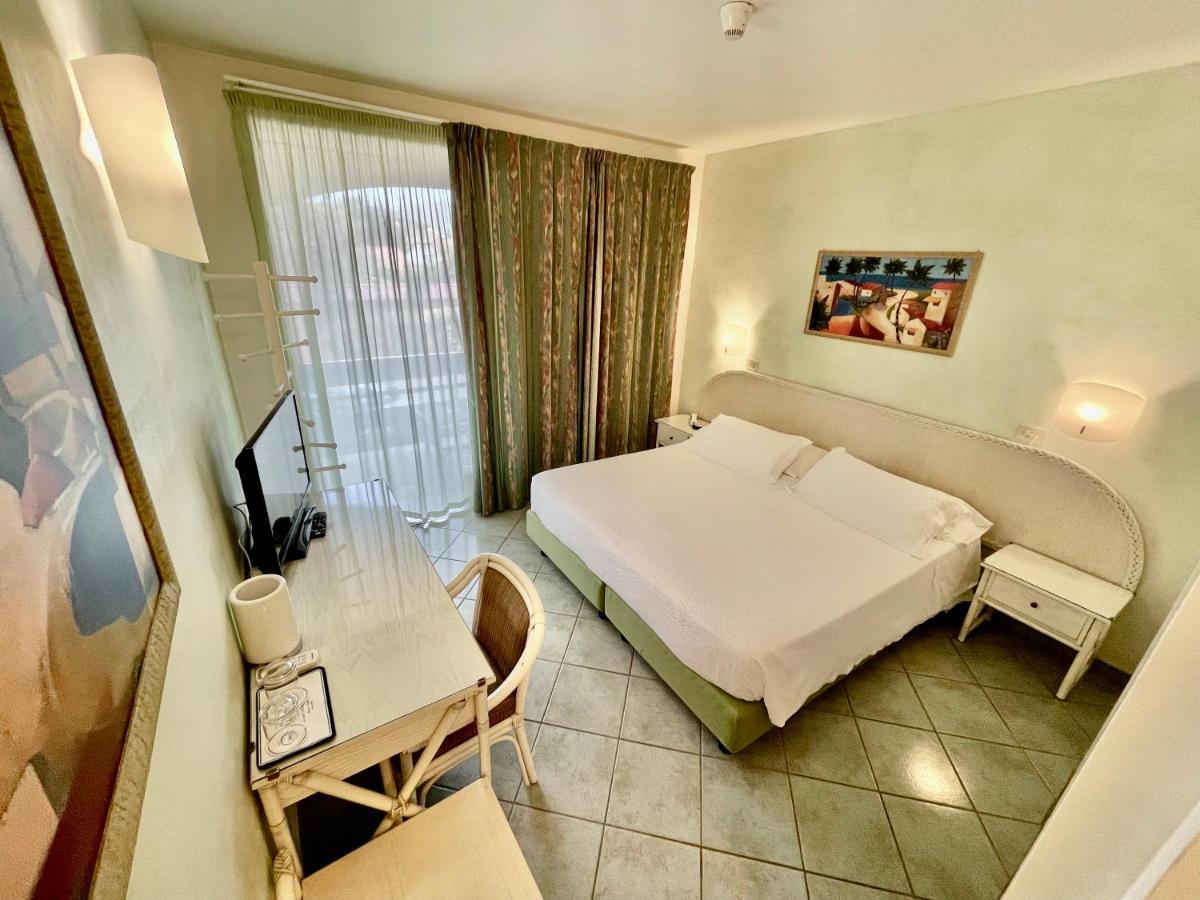 Hotel Meridiana Марина ди Кампо Стая снимка