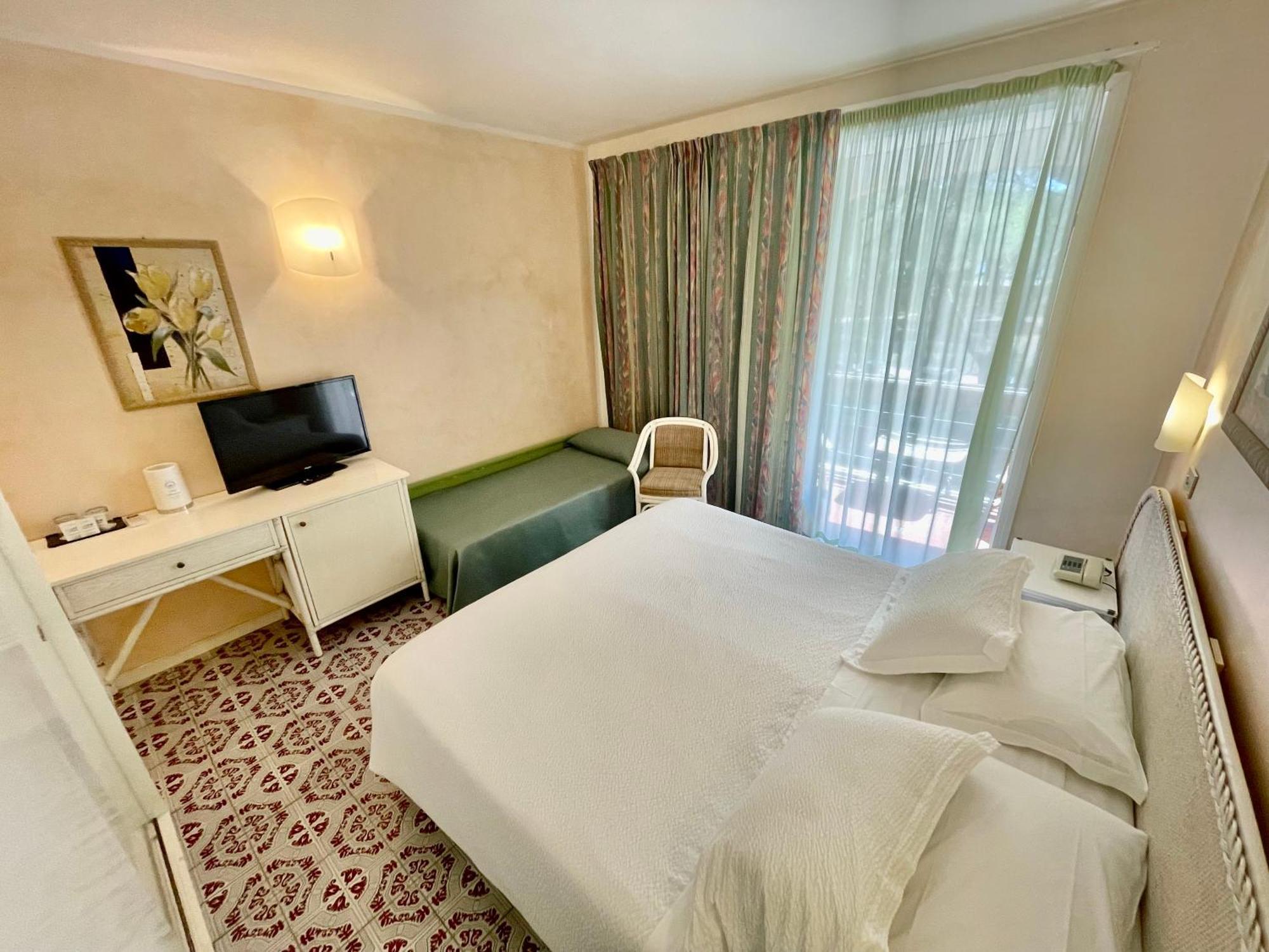 Hotel Meridiana Марина ди Кампо Стая снимка